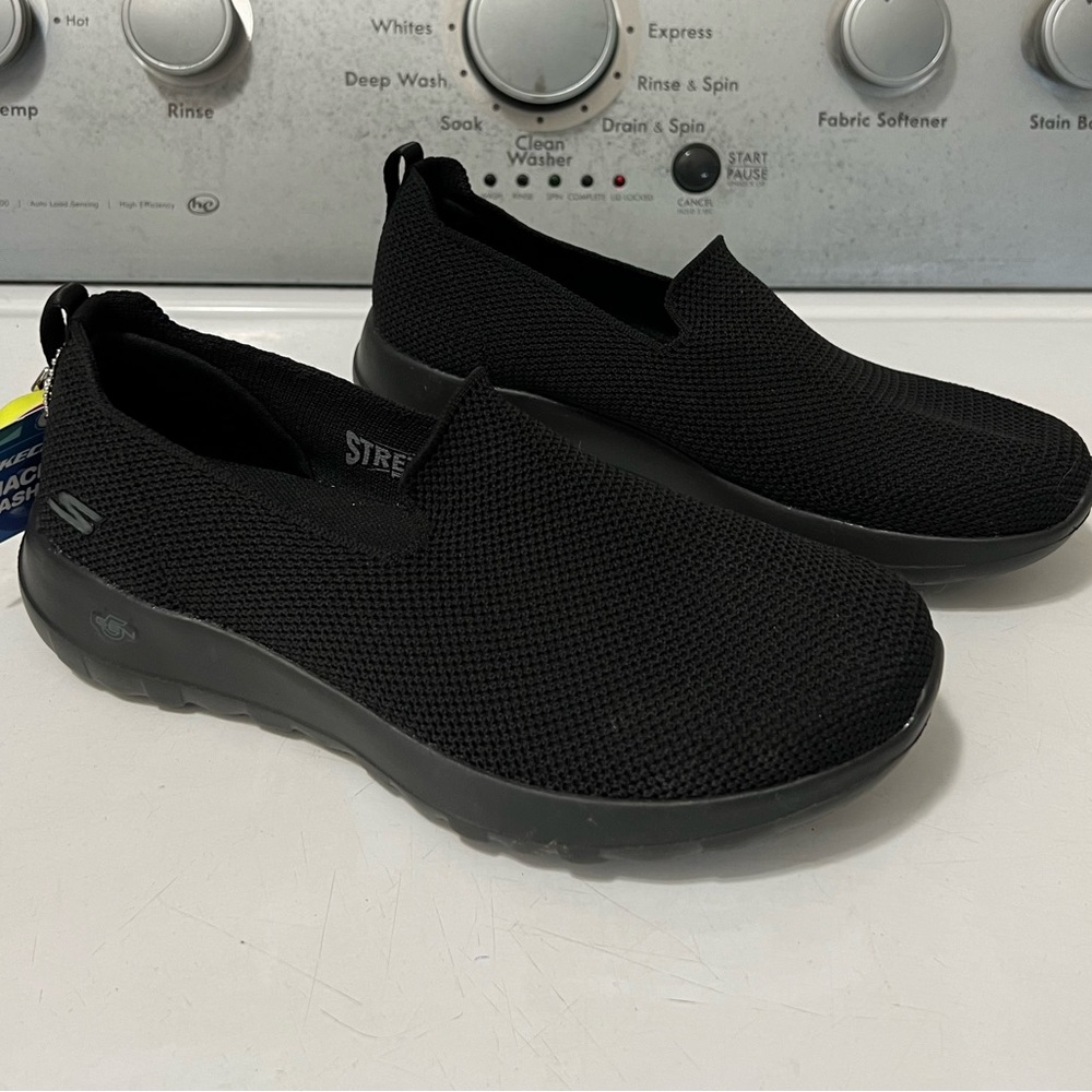 Skechers NWT Gogawalk shoes